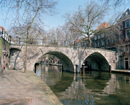 828281 Gezicht op de gerestaureerde Weesbrug te Utrecht, vanaf de werf aan de oostzijde van de Oudegracht naar het noorden.